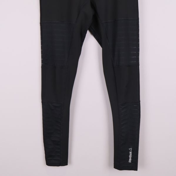 Närbild på nedre delen av tightsens ben med struktur