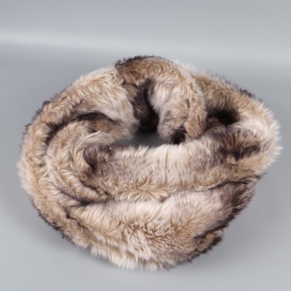Cirkulär halsduk i beige och bruna fuskpälsnyanser