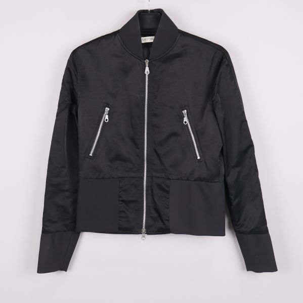 Svart bomberjacka med synliga blixtlåsfickor och ståkrage framifrån