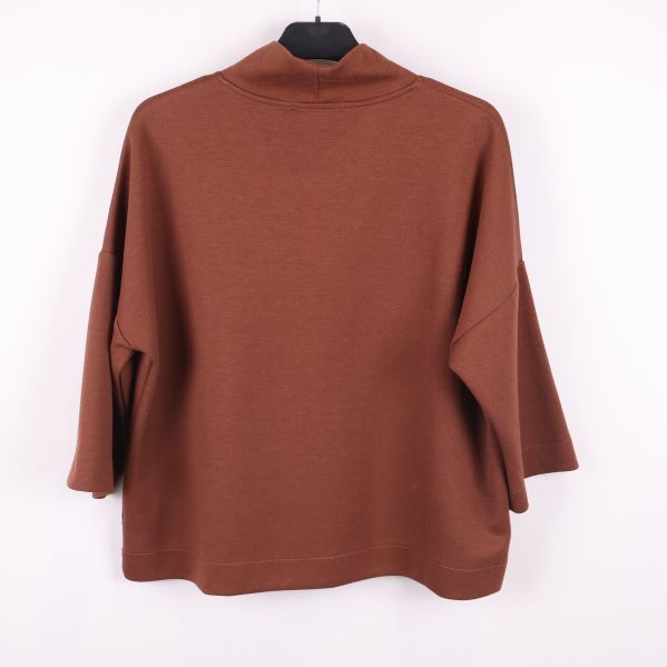 Brun oversize tröja med hög krage , bakifrån