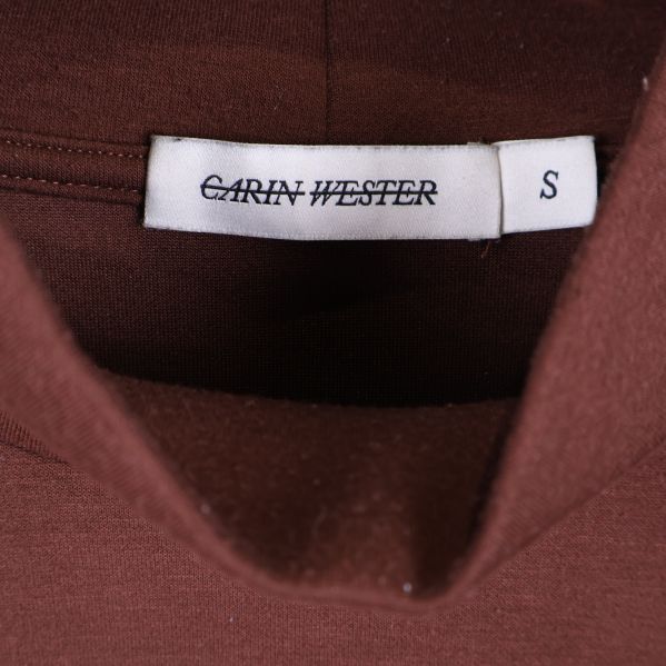 Närbild på Carin Wester etikett och storlek S vid halsen