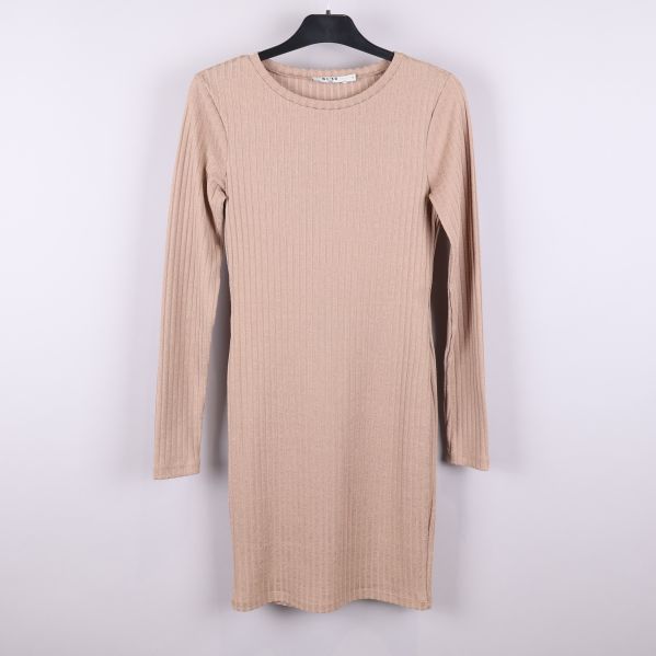Ribbstickad beige klänning med lång ärm, framsidan