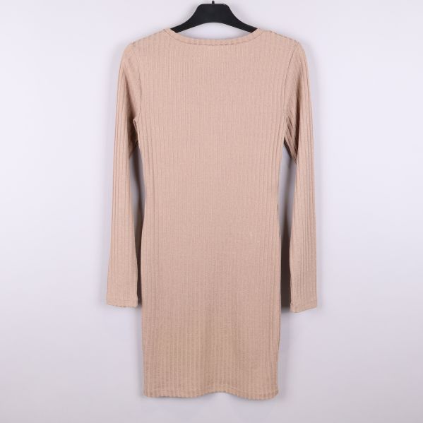 Ribbstickad beige klänning med lång ärm, baksidan