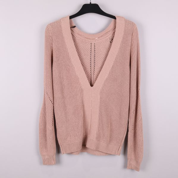 Stickad tröja med djup V-ringning bak