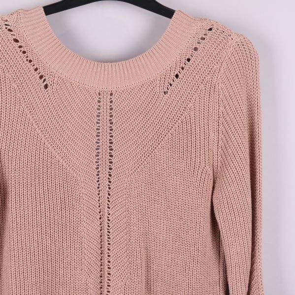 Närbild av stickad struktur och halsringning