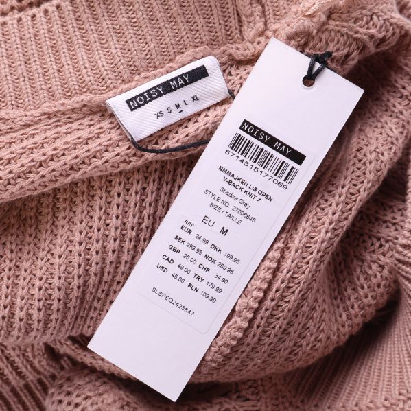 Närbild med NOISY MAY-tag och produktinformation