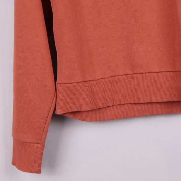 Närbild på sweatshirtens ribbade nederkant och ärmslut