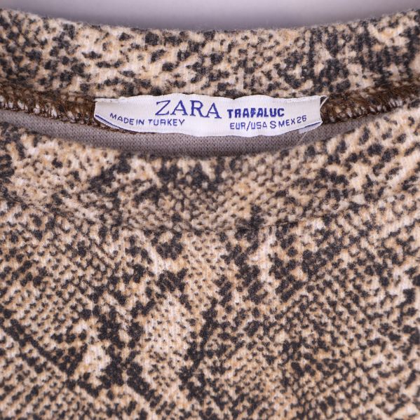 Närbild på ZARA TRF etikett i nacken