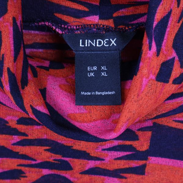 Närbild på Lindex-logga och storlek XL i nacketikett