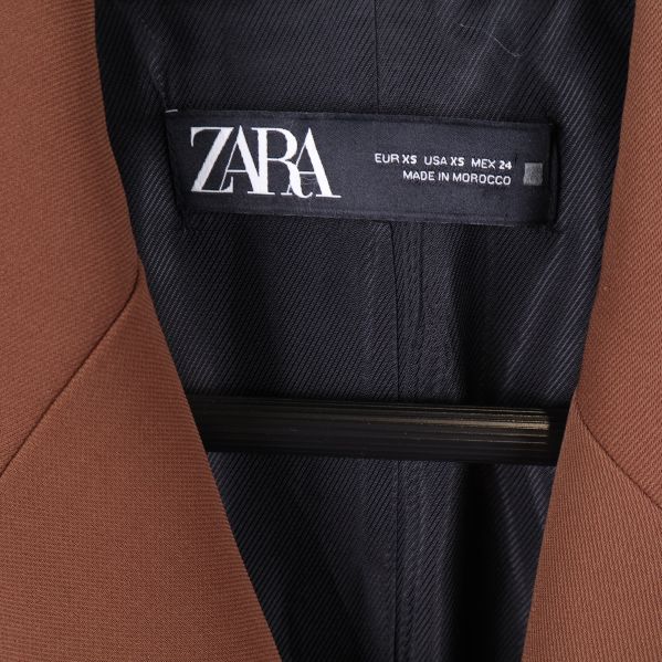ZARA logotyp på svart etikett inuti brun kavaj