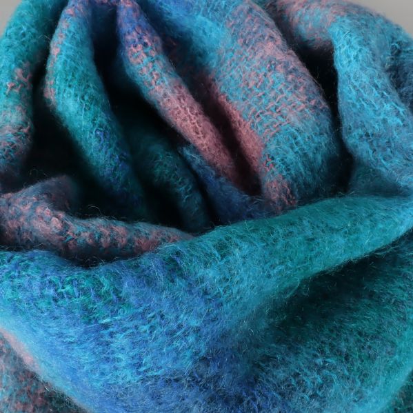 Närbild på mjukt mohairtyg i blått och grönt