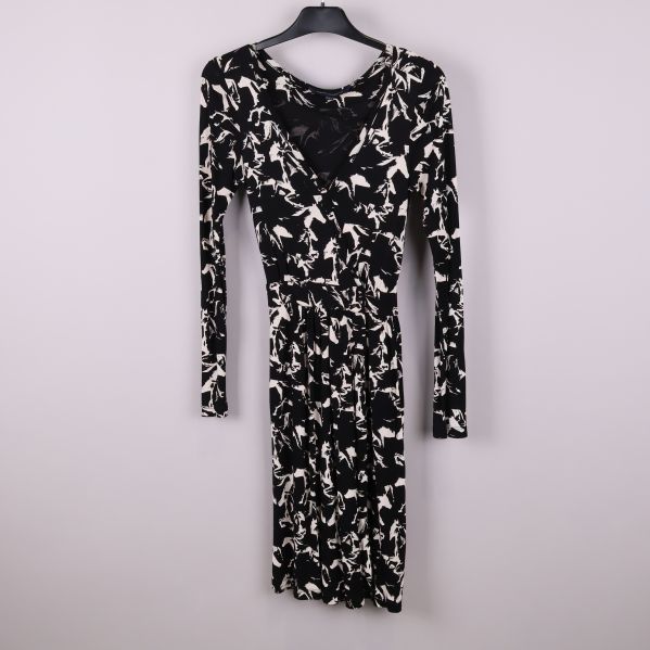 Svartvit mönstrad klänning med lång ärm framifrån