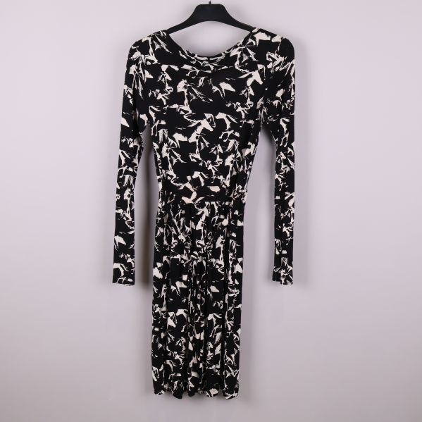 Svartvit mönstrad klänning med lång ärm bakifrån