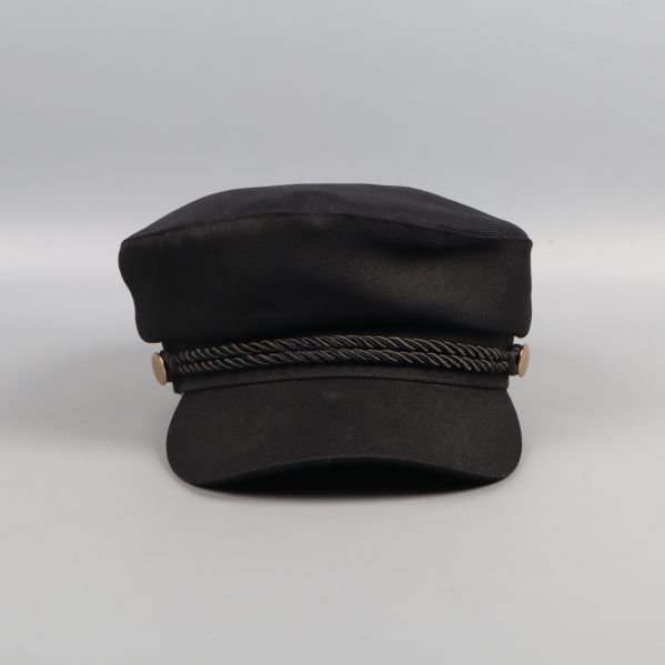 Svart kaptenskeps framifrån med snörband