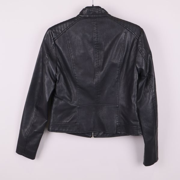 Svart jacka bakifrån med markerade sömmar och enkel design