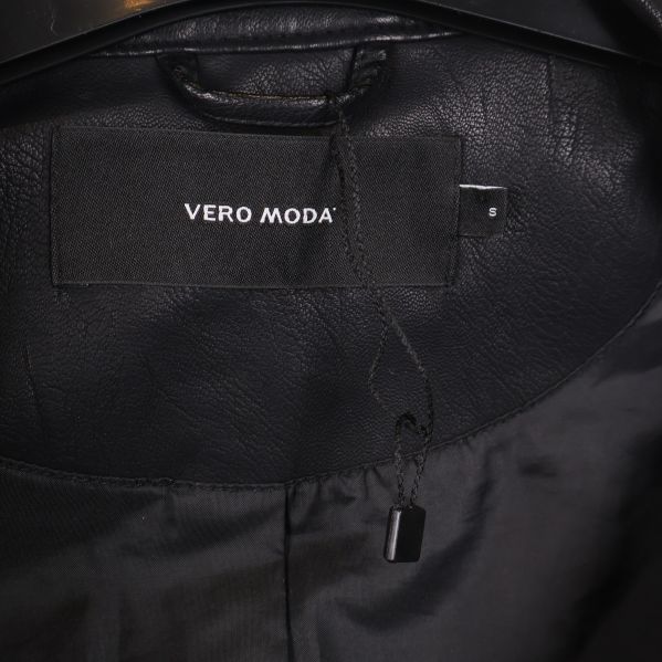 Vero Moda-logga synlig på innerlappen i svart jacka