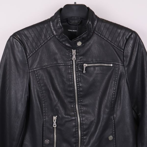 Närbild av axel och dragkedja på svart quiltad jacka