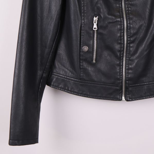 Nederdel och ärm med dragkedja på svart jacka