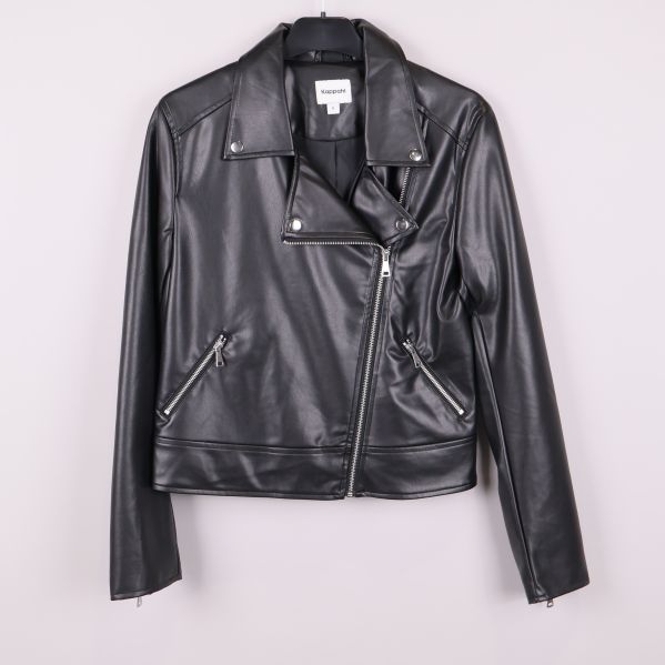 Svart bikerjacka med dragkedjor framifrån