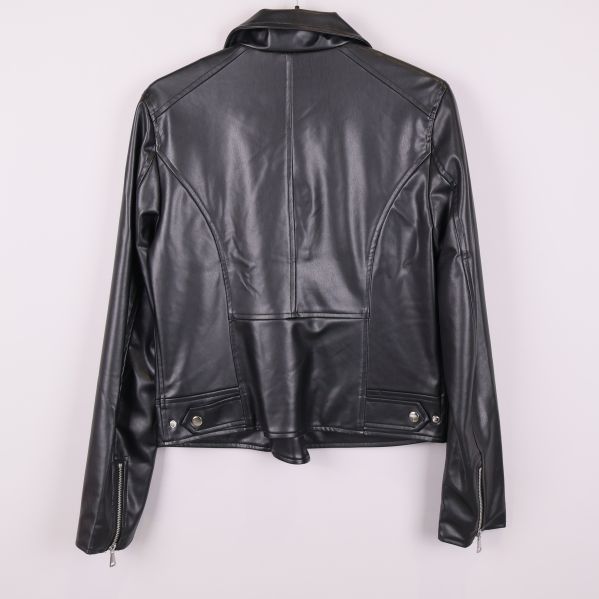 Baksidan av svart bikerjacka med söm- och knappdetaljer