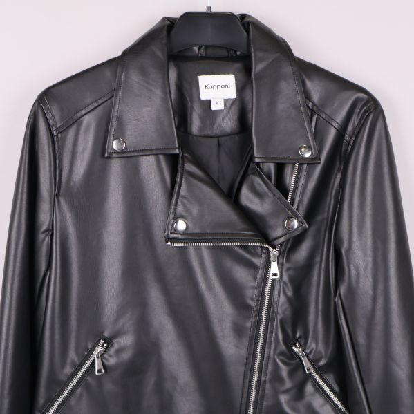 Närbild av övre delen av jackan, krage och dragkedja