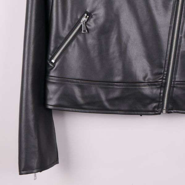 Nedre högra delen av svart jacka, ficka med dragkedja