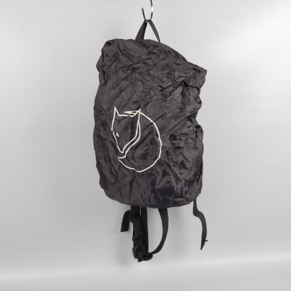 Svart regnskydd på ryggsäck med tecknad rävprofil