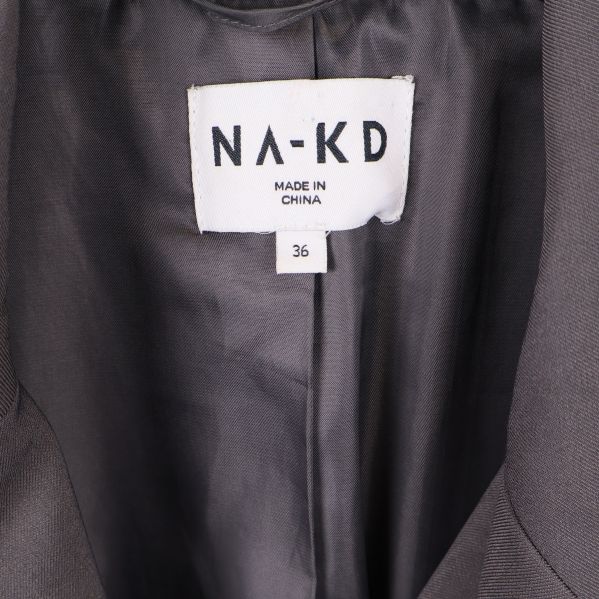NA-KD logotyp och storlek 36 på etikett inuti kavajen