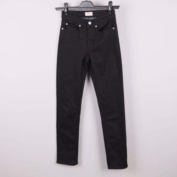 Svarta jeans framifrån