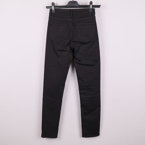 Svarta jeans bakifrån 