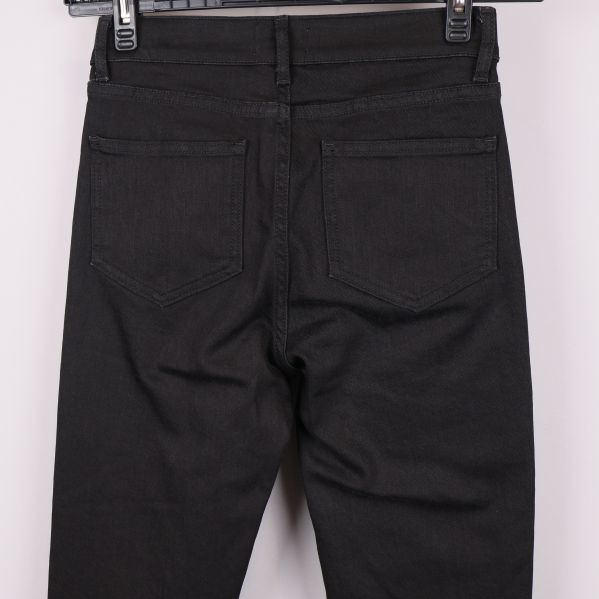 Närbild på bakfickor och linning på svarta jeans