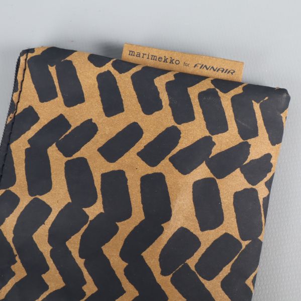 Närbild av etikett med texten marimekko for Finnair