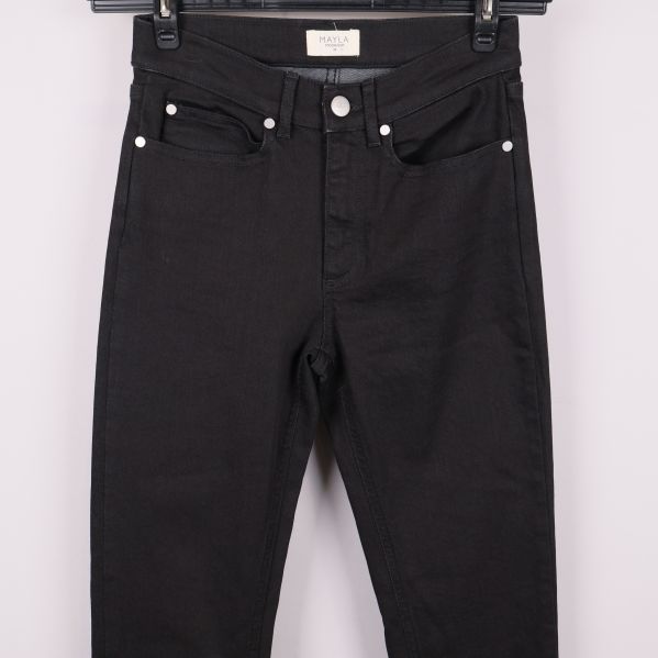 Närbild på midja och övre delen av svarta jeans