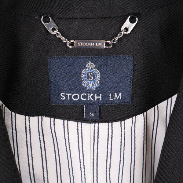 Närbild på etikett med STOCKH LM och storlek 36