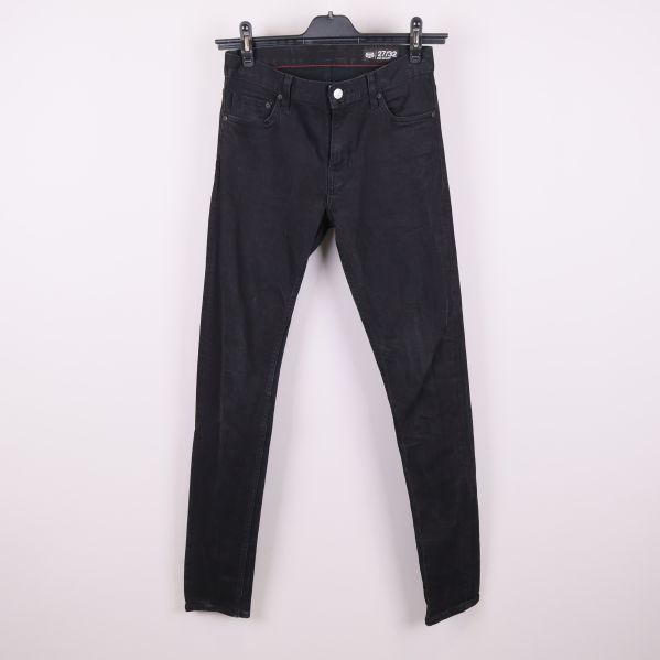 Svarta skinny jeans upphängda framtill med smal passform