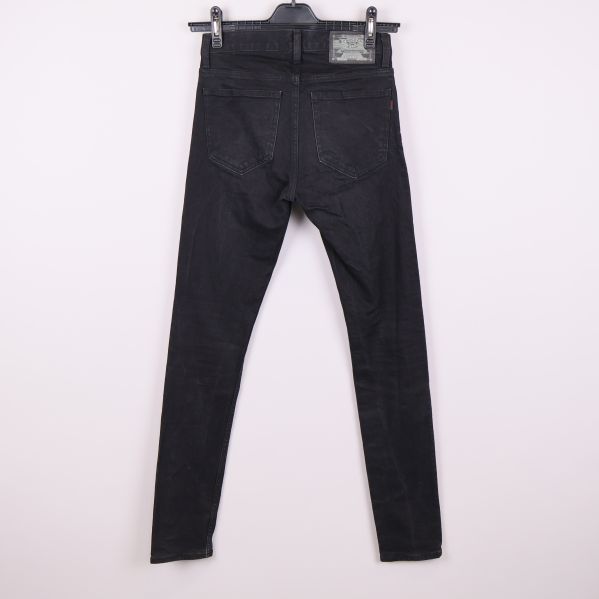 Svarta skinny jeans upphängda bakifrån med bakfickor