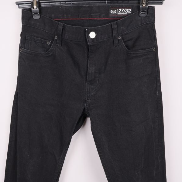 Framsidan av jeans överdelen med fickor och knapp