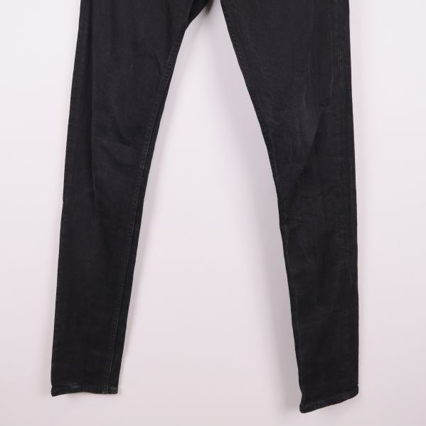 Underben och benslut på svarta skinny jeans