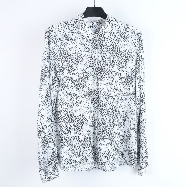 Framifrån bild av prickig skjorta med långa ärmar