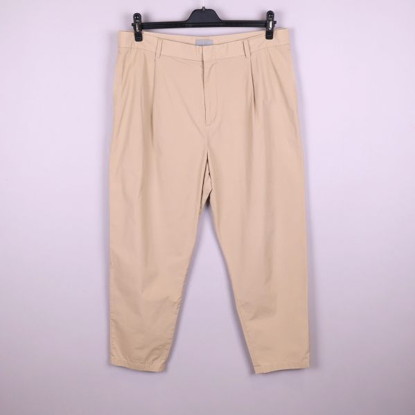Framsidan av beige byxa med klassisk design