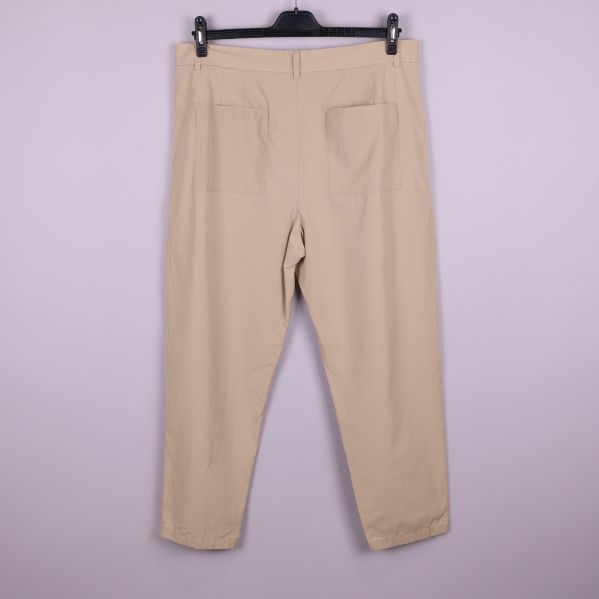 Baksidan av beige byxa med två fickor