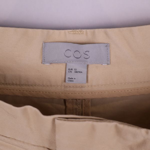 COS etikett inuti beige byxa