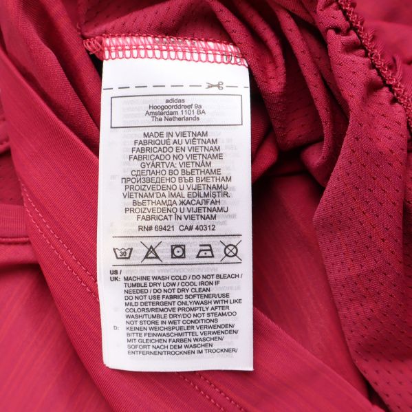 Tvättrådsetikett invändigt med materialinformation och vårdsymboler