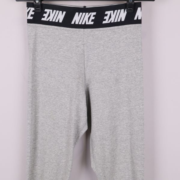 Detaljbild på midja med Nike-logotyp på leggings