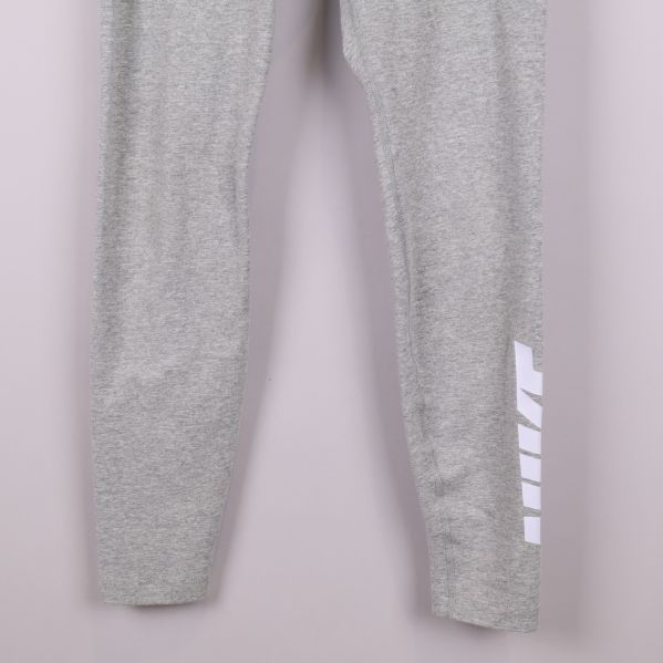 Nederdel av leggings med vit logga på vristen