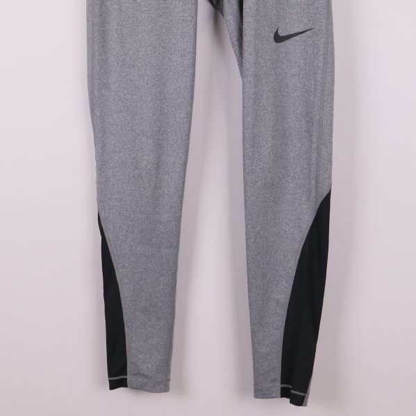 Närbild på benens svarta detaljer på tightsen