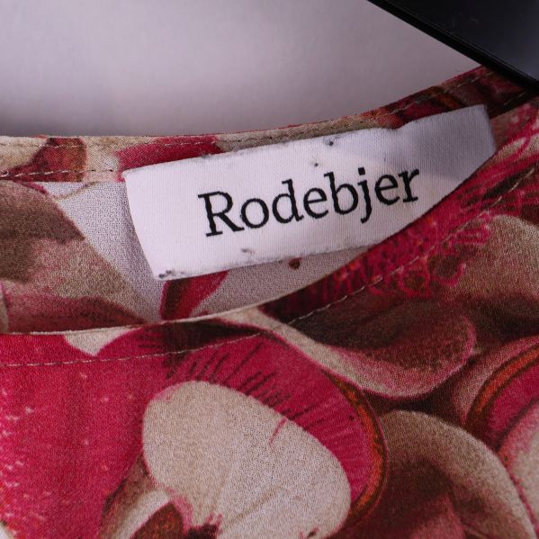 Närbild på Rodebjer-logotyp i halsringning