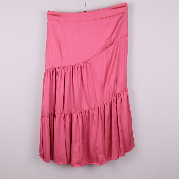 Rosa volangkjol med asymmetrisk skärning framifrån