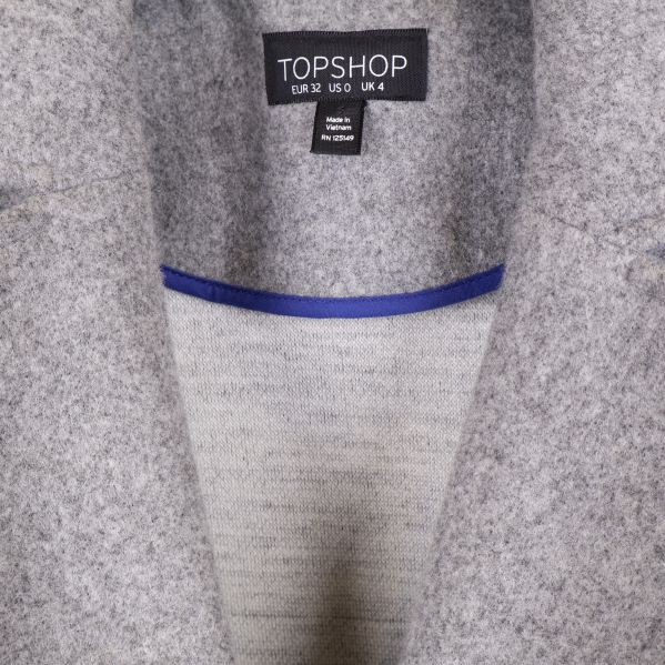 Närbild på Topshop-etikett i kappans hals