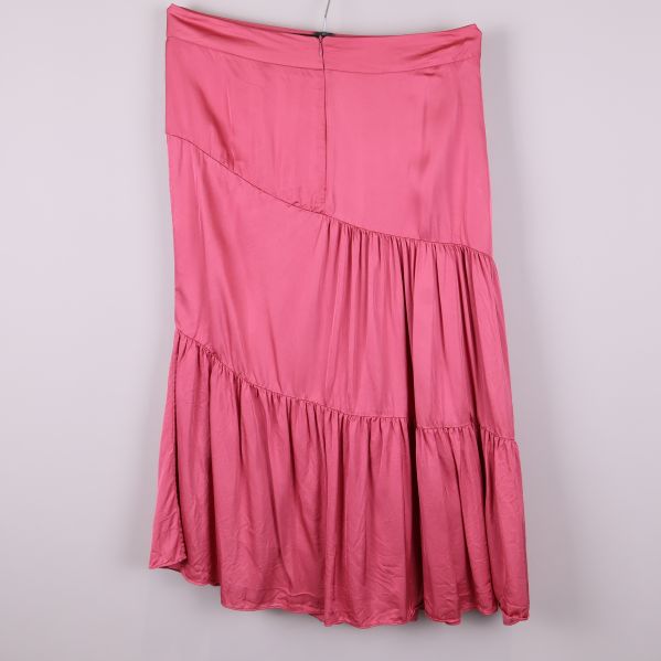 Rosa volangkjol med asymmetrisk skärning bakifrån